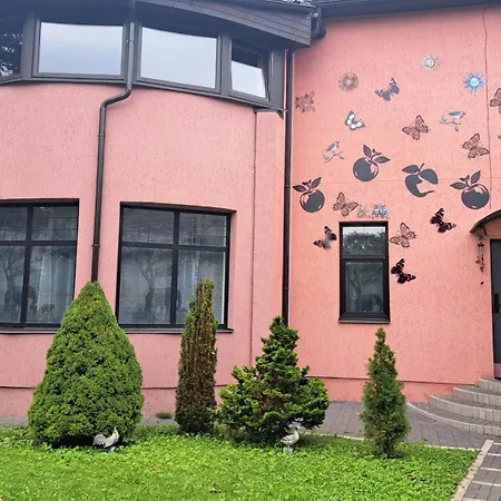 Apple Paradise, House Of Mirrors, Self Check-in, Free Parking Near The Turiba Guesthouset