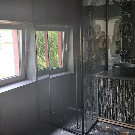 Apple Paradise, House Of Mirrors, Self Check-in, Free Parking Near The Turiba
